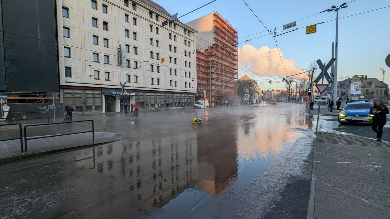Die Kurt-Schumacher-Straße unter Wasser: Der Bereich wurde von der Polizei abgesperrt.