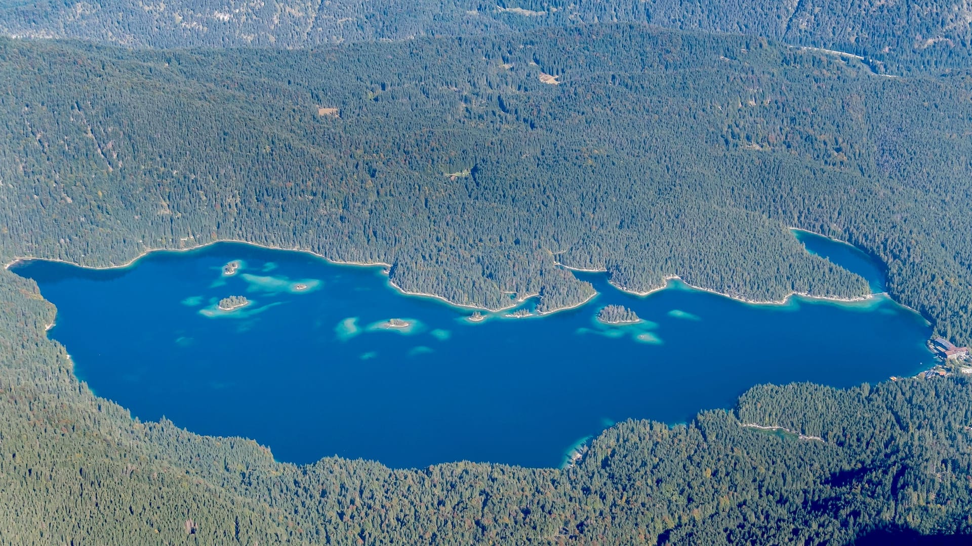 Blick von der Zugspitze auf den Eibsee (Archivfoto): Jedes Jahr kommen hierhin Hunderttausende Urlauber.