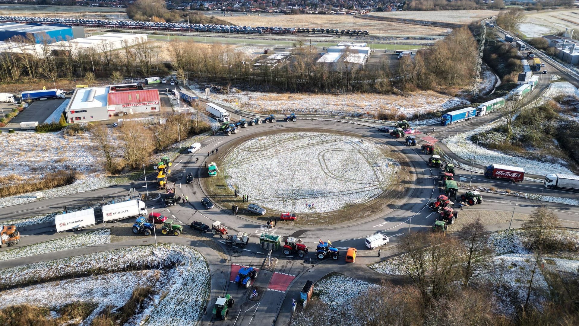 Landwirte blockieren die Hauptzufahrt zum Volkswagen-Werk in Emden: Vielerorts waren Straßen dicht, es war kein Durchkommen mehr.