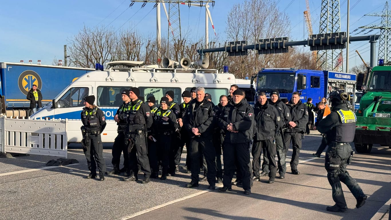 Die Polizei rückt mit einem Großaufgebot im Hamburger Hafen an: Dort fand eine unangemeldete Demonstration der Bauern statt.