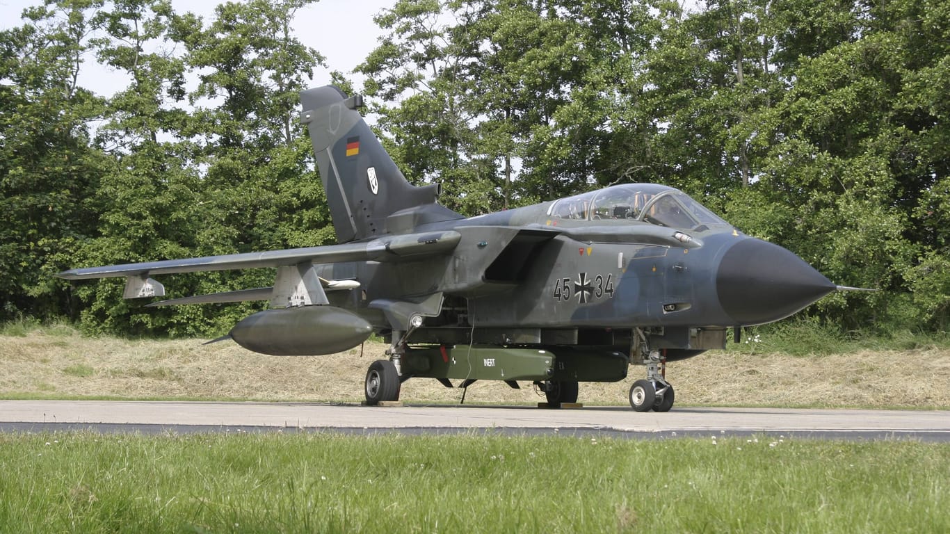 Ein Taurus-Marschflugkörper hängt unter dem Rumpf eines Tornado-Kampfjets der Bundeswehr (Archivbild).