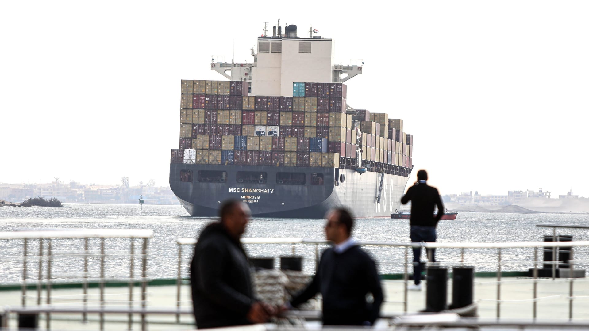 Ein Containerschiff im Suezkanal (Archivbild):