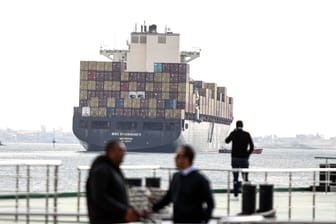 Ein Containerschiff im Suezkanal (Archivbild):