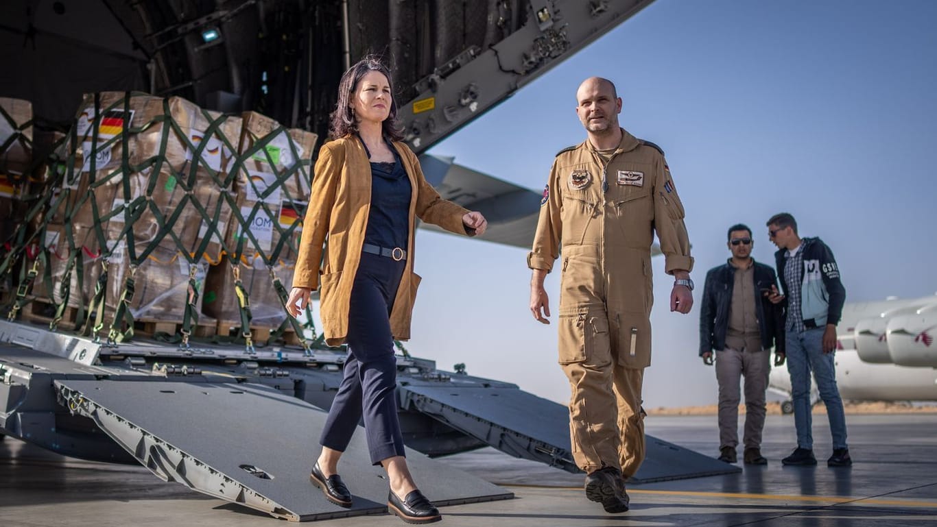 Außenministerin Annalena Baerbock kommt aus einem Bundeswehrflugzeug: Sie bringt Hilfslieferungen für Gaza und sucht den Dialog.