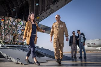 Außenministerin Annalena Baerbock kommt aus einem Bundeswehrflugzeug: Sie bringt Hilfslieferungen für Gaza und sucht den Dialog.