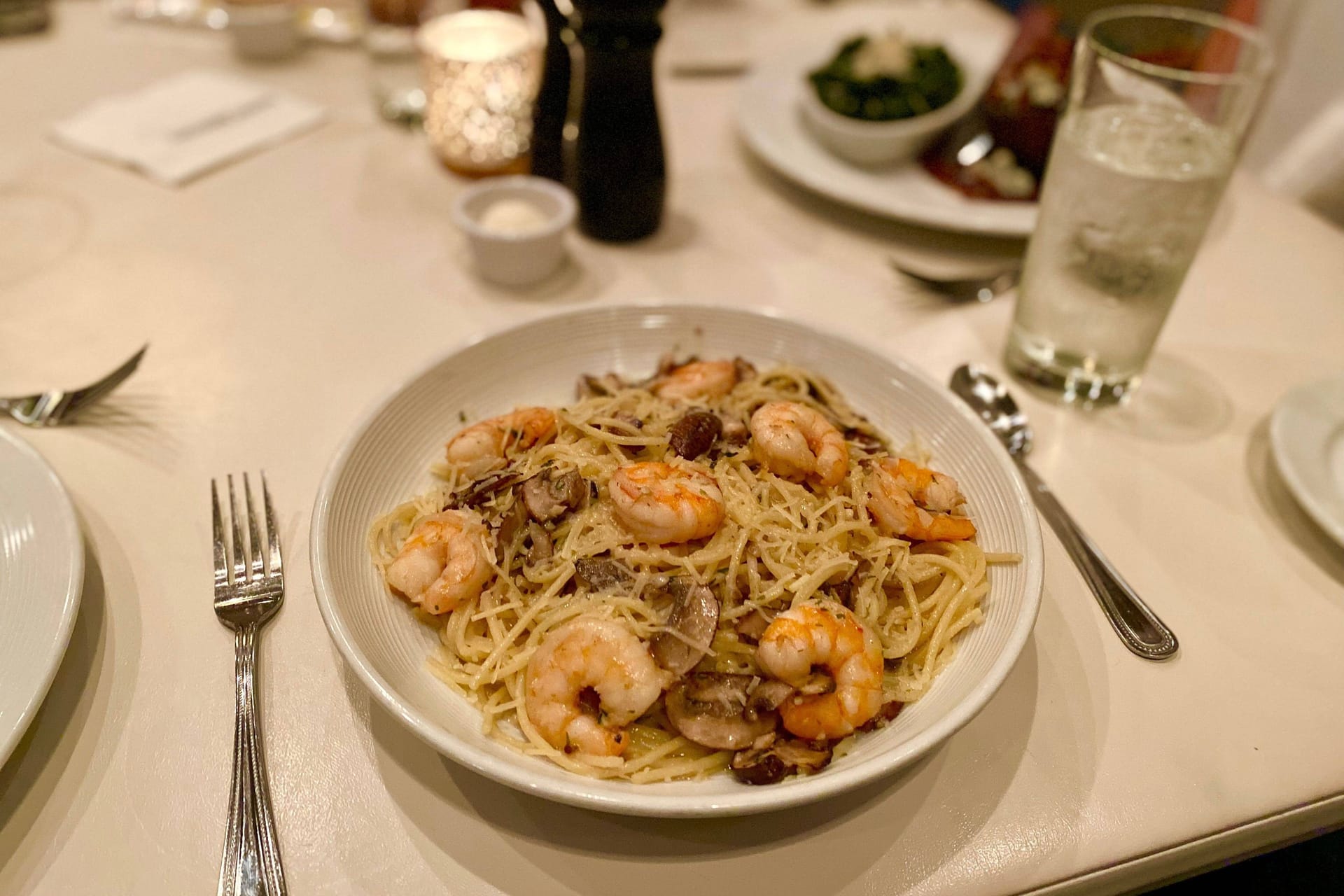 Pasta mit Gambas steht in einem Restaurant auf dem Tisch (Symbolbild): Die Speisen im "Oberneulander's" werden vorerst nicht teurer.