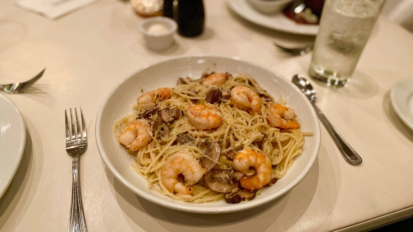 Pasta mit Gambas steht in einem Restaurant auf dem Tisch (Symbolbild): Die Speisen im "Oberneulander's" werden vorerst nicht teurer.