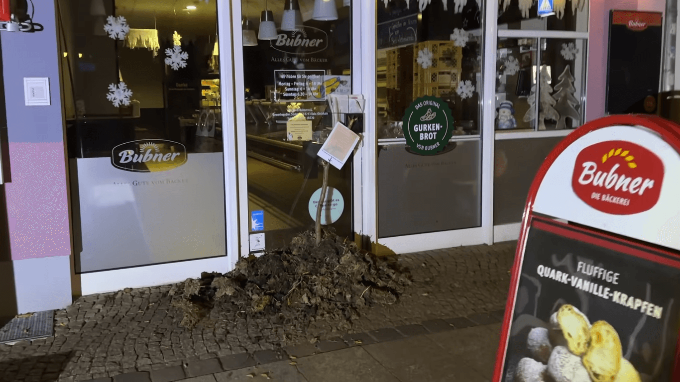 Misthaufen: Ein Bäckereikette in der Lausitz hatte nicht schließen wollen – und bekam eine "Quittung", wie es auf einer Nachricht hieß.