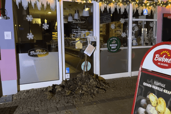 Misthaufen: Ein Bäckereikette in der Lausitz hatte nicht schließen wollen – und bekam eine "Quittung", wie es auf einer Nachricht hieß.