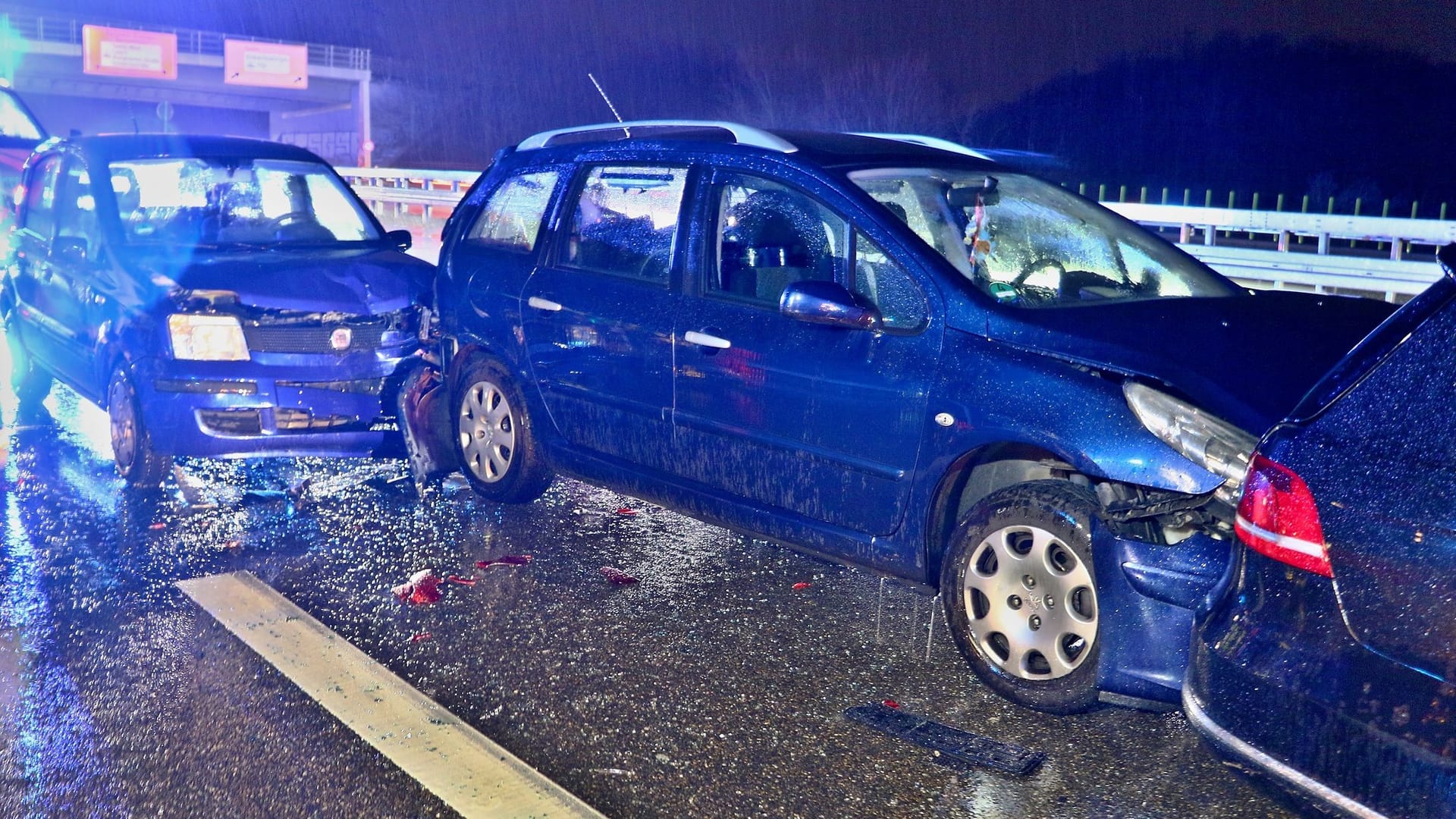 Unfallstelle im Landkreis Ludwigsburg: Mehrere Menschen sollen verletzt sein. Unfallstelle im Landkreis Ludwigsburg: Mehrere Menschen sollen verletzt sein.