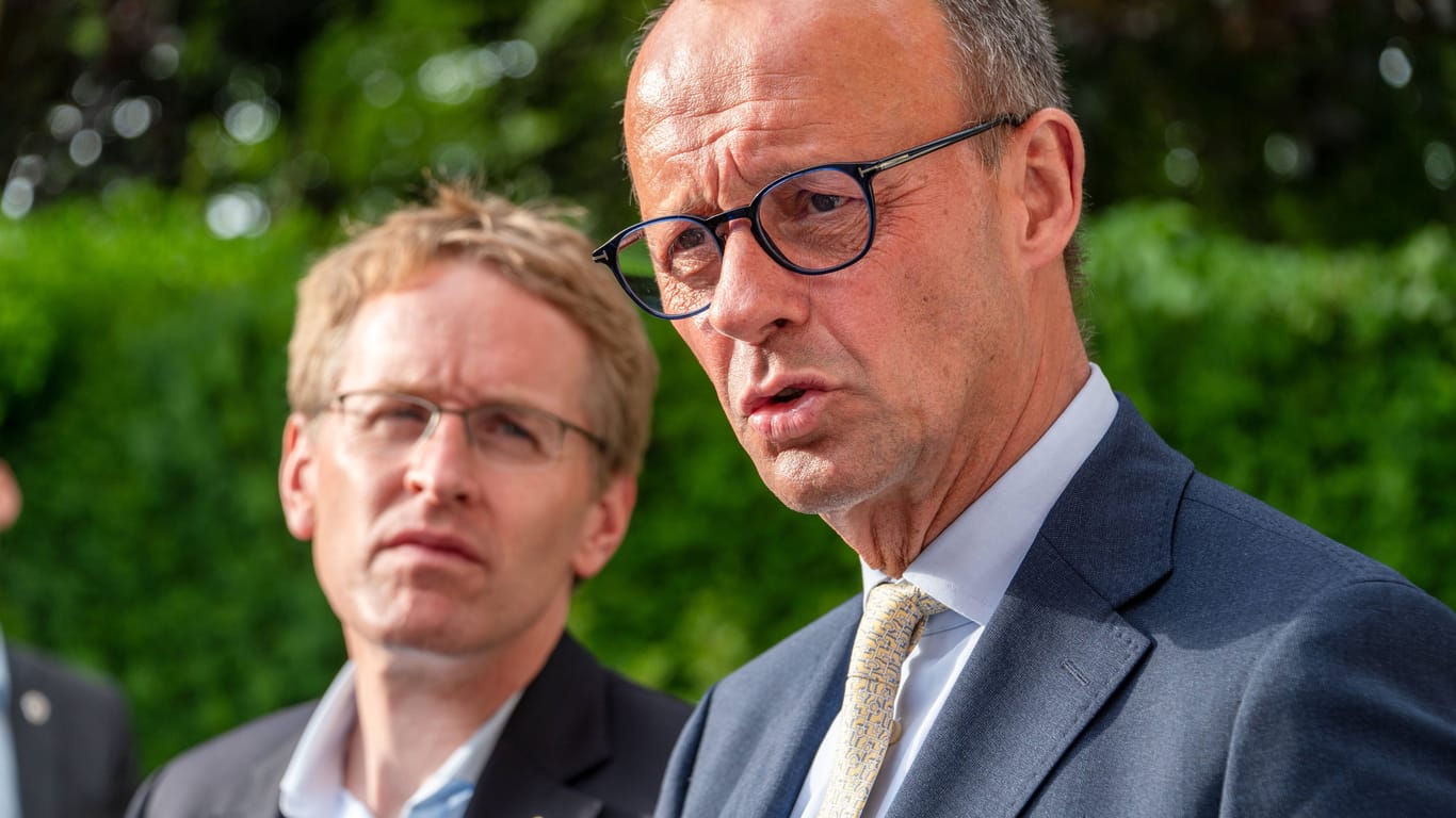 CDU-Chef Friedrich Merz (r.) und Ministerpräsident Daniel Günther bei einer Pressekonferenz im SOmmer 2023.