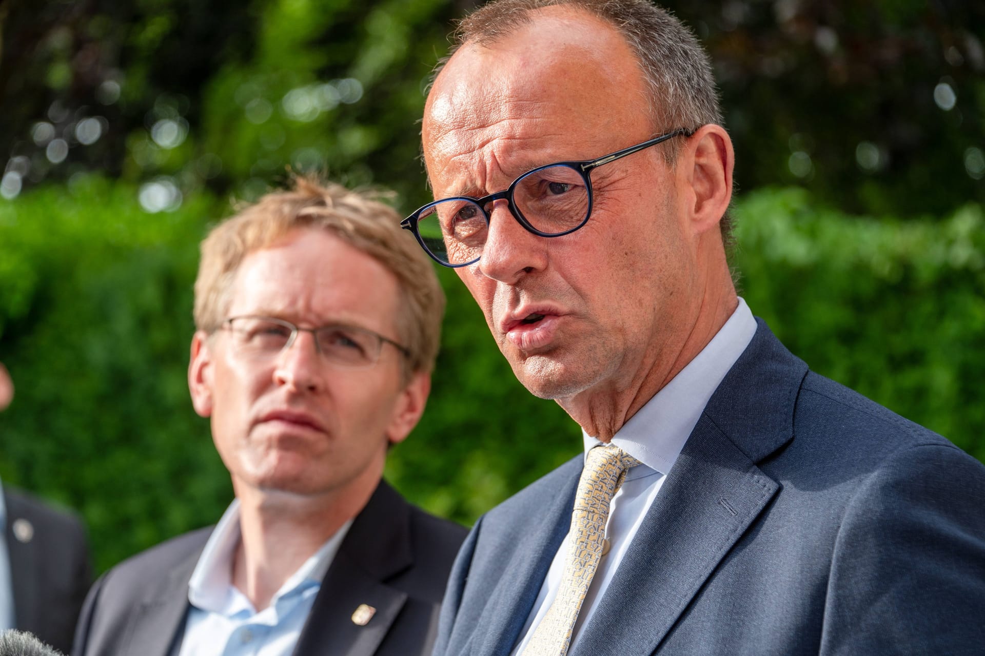 CDU-Chef Friedrich Merz (r.) und Ministerpräsident Daniel Günther bei einer Pressekonferenz im SOmmer 2023.