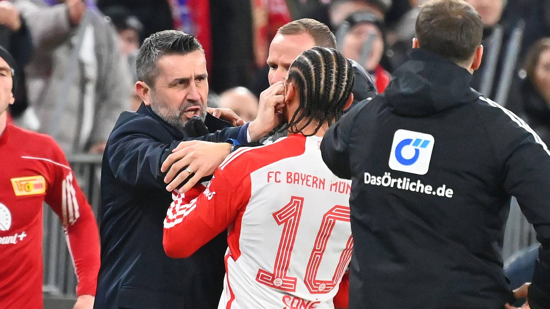 Aufregerszene: Nenad Bjelica greift Leroy Sané mit der Hand ins Gesicht.