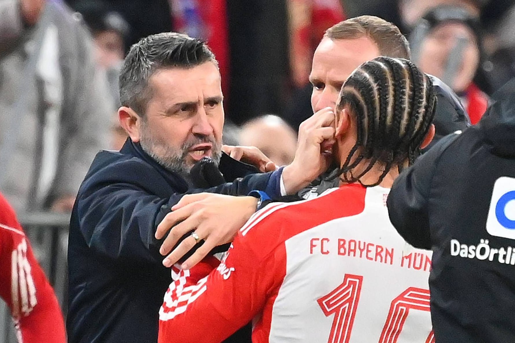 Aufregerszene: Nenad Bjelica greift Leroy Sané mit der Hand ins Gesicht.