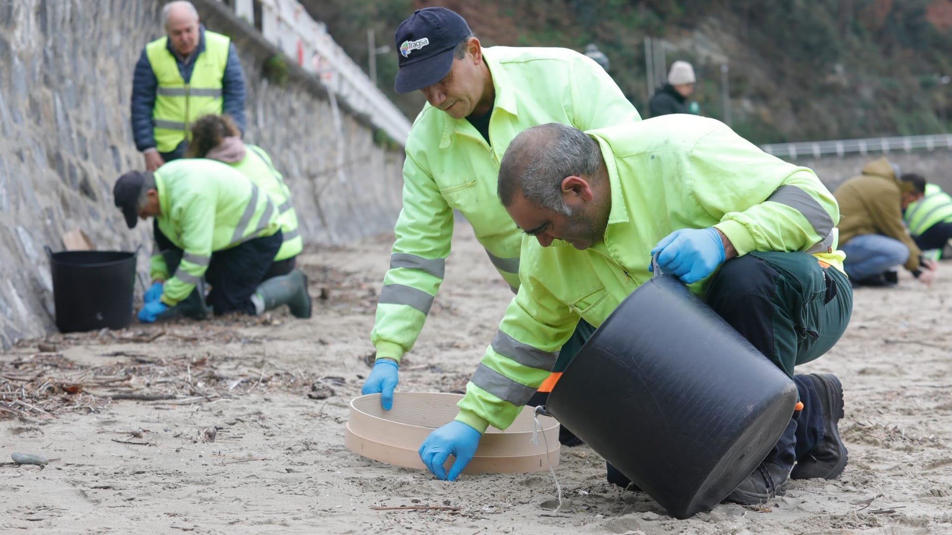 Angeschwemmte Plastikkügelchen Angeschwemmte Plastikkügelchen