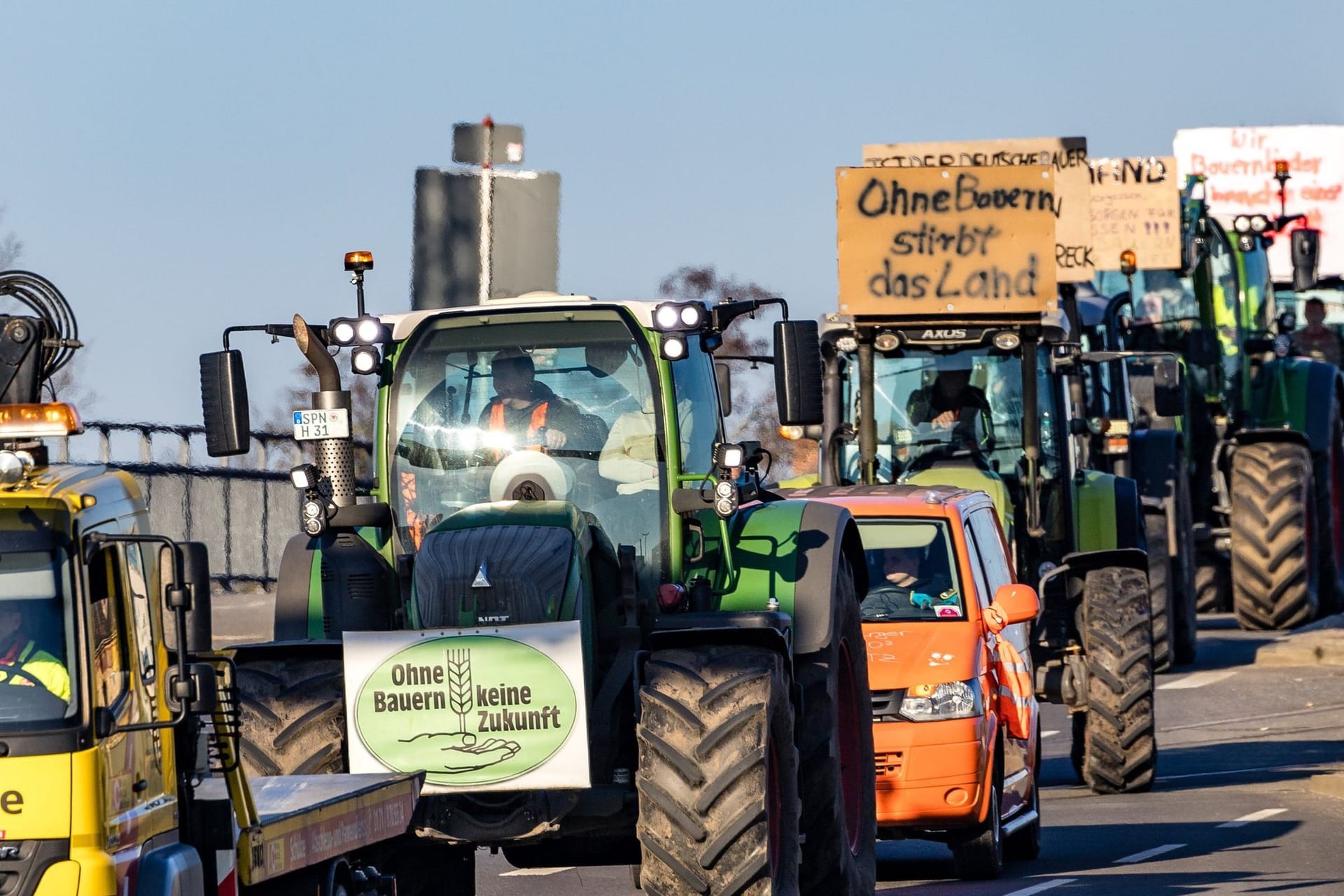 Landwirte bei einem Protestumzug in Cottbus: In ganz Deutschland demonstrieren die Bauern gegen die geplanten Kürzungen ihrer Subventionen.