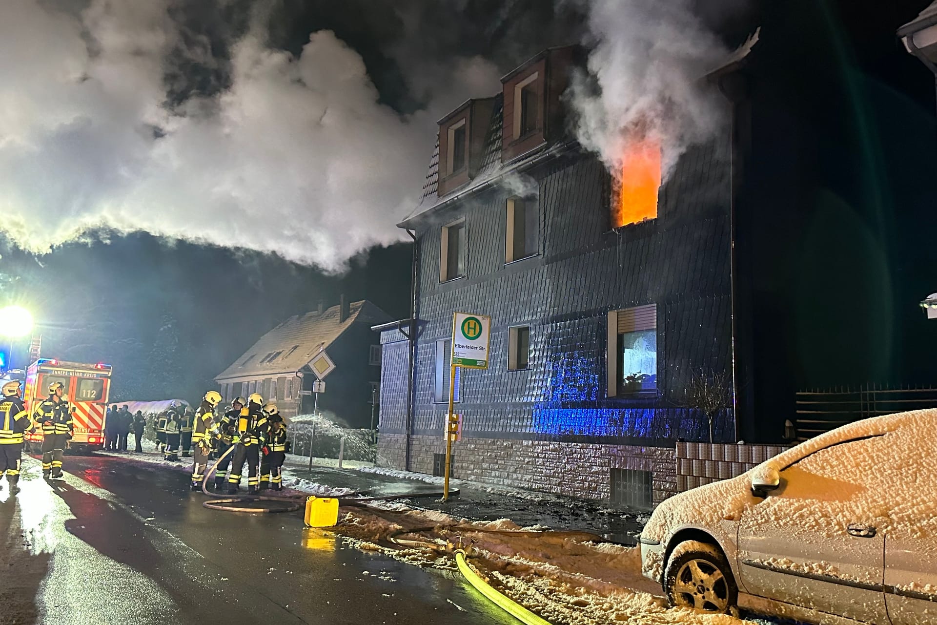 Wohnungsbrand an der Elberfelder Straße: Eine Person kam schwer verletzt in eine Klinik.
