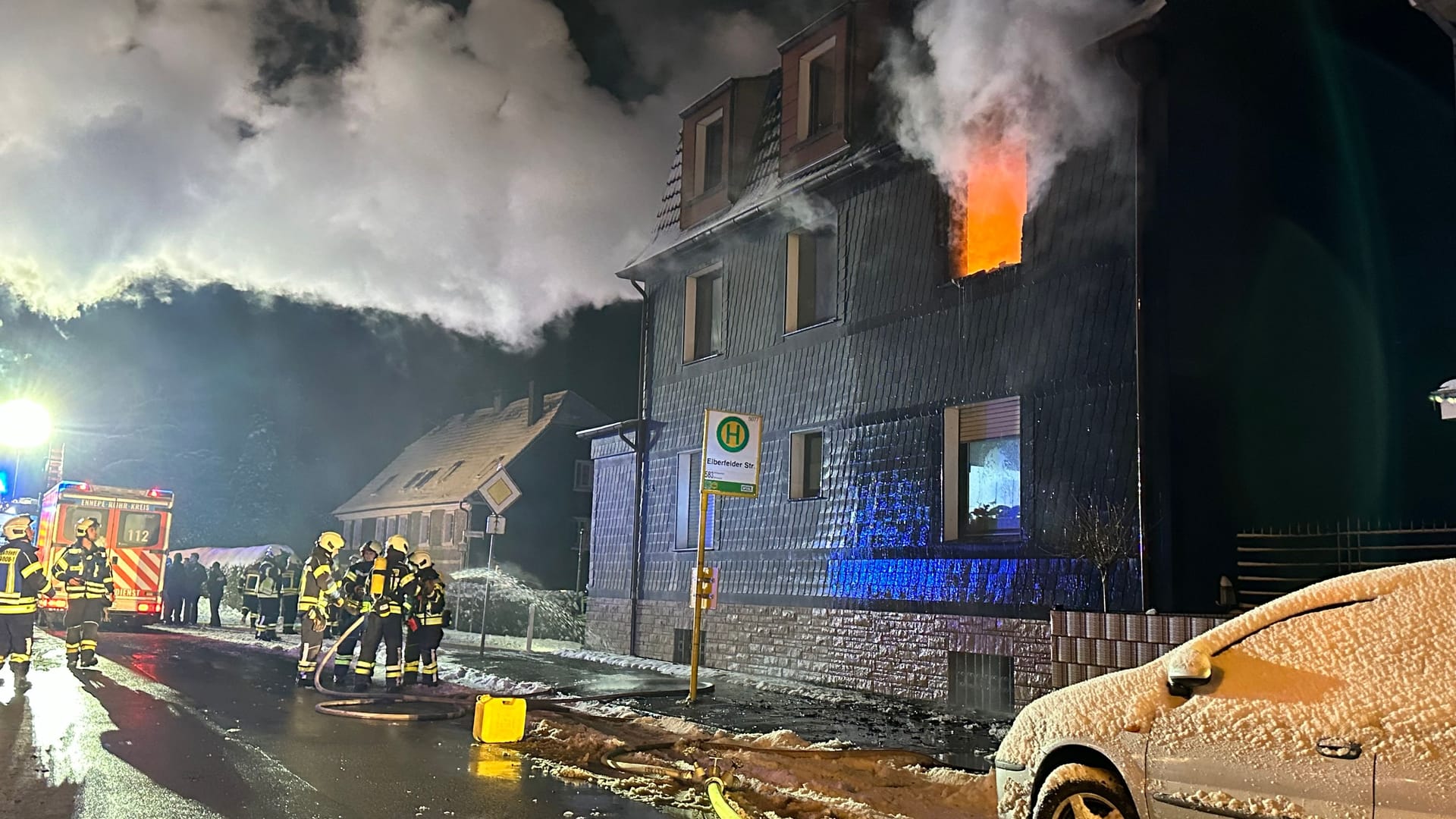 Wohnungsbrand an der Elberfelder Straße: Eine Person kam schwer verletzt in eine Klinik.