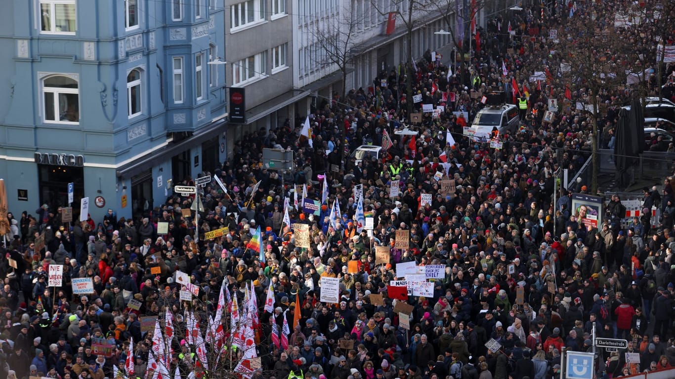 Demonstration gegen die AfD in Düsseldorf: Zehntausende Menschen protestieren gegen die AfD und gegen Rechtsextremismus.