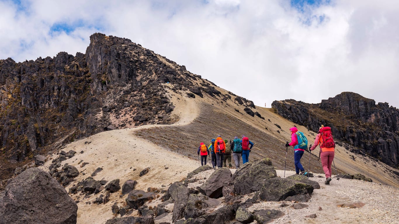 Bergsteiger besteigen den Vulkan Guagua Pichincha in Ecuador: Egal welchen Vulkan man besteigen möchte, eine gute Planung ist unerlässlich.