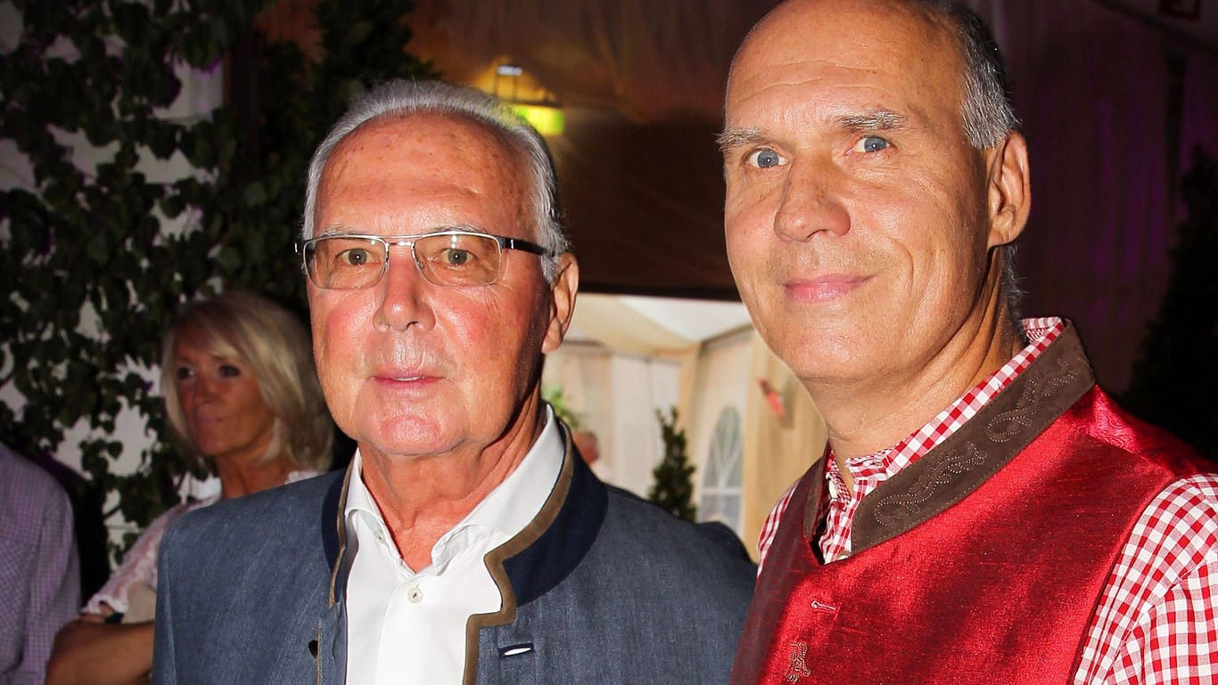 Franz Beckenbauer und sein Sohn Thomas: Hier posieren die beiden im Juli 2017.