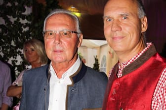 Franz Beckenbauer und sein Sohn Thomas: Hier posieren die beiden im Juli 2017.