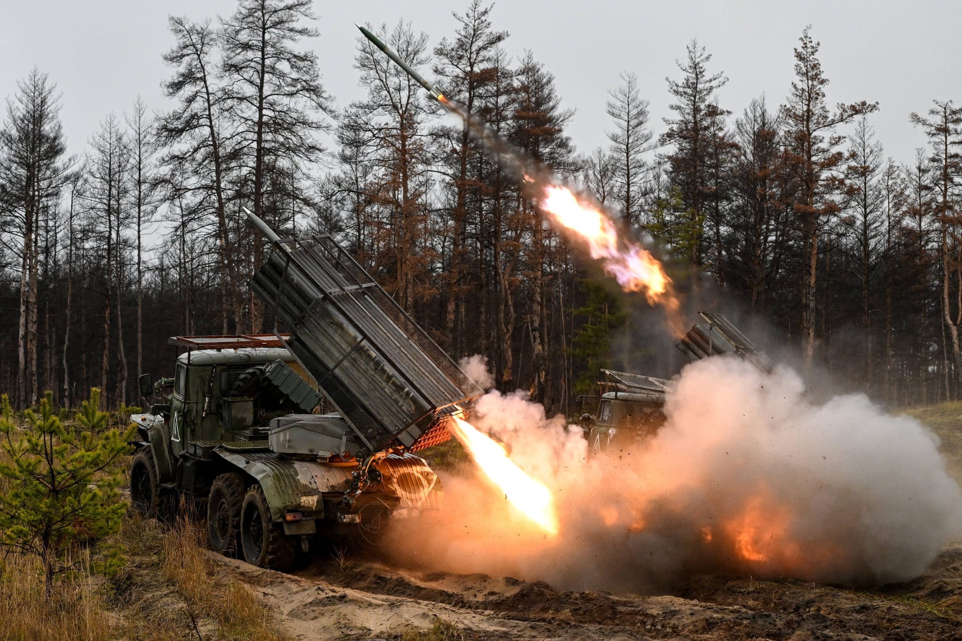 Russische Raketenwerfer schießen auf Stellungen der Ukraine: Die russische Armee ist aktuell in der Offensive.