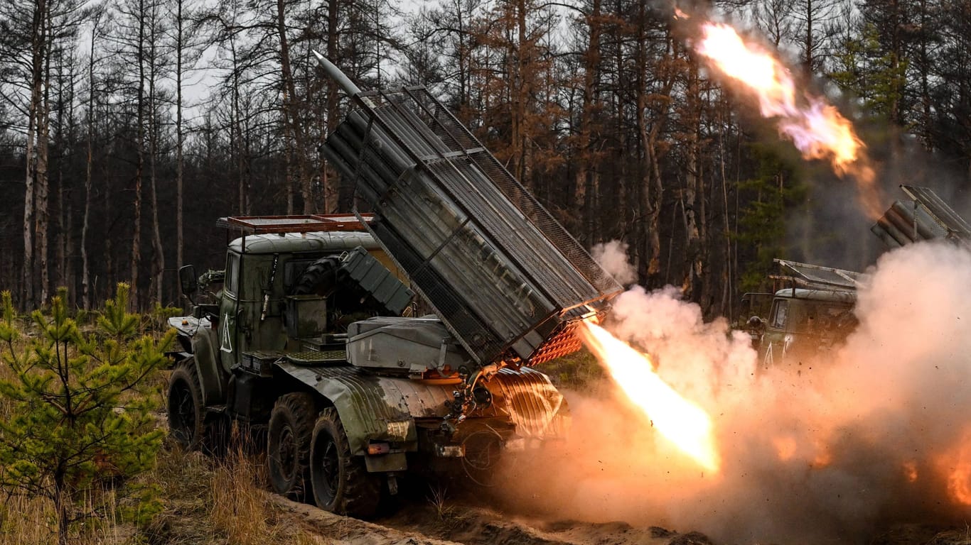 Russische Raketenwerfer schießen auf Stellungen der Ukraine: Die russische Armee ist aktuell in der Offensive.