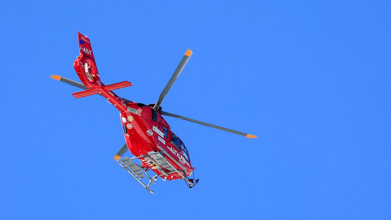 Mikaela Shiffrin musste bei der Abfahrt in Cortina d' Ampezzo mit einem Hubschrauber abtransportiert werden.