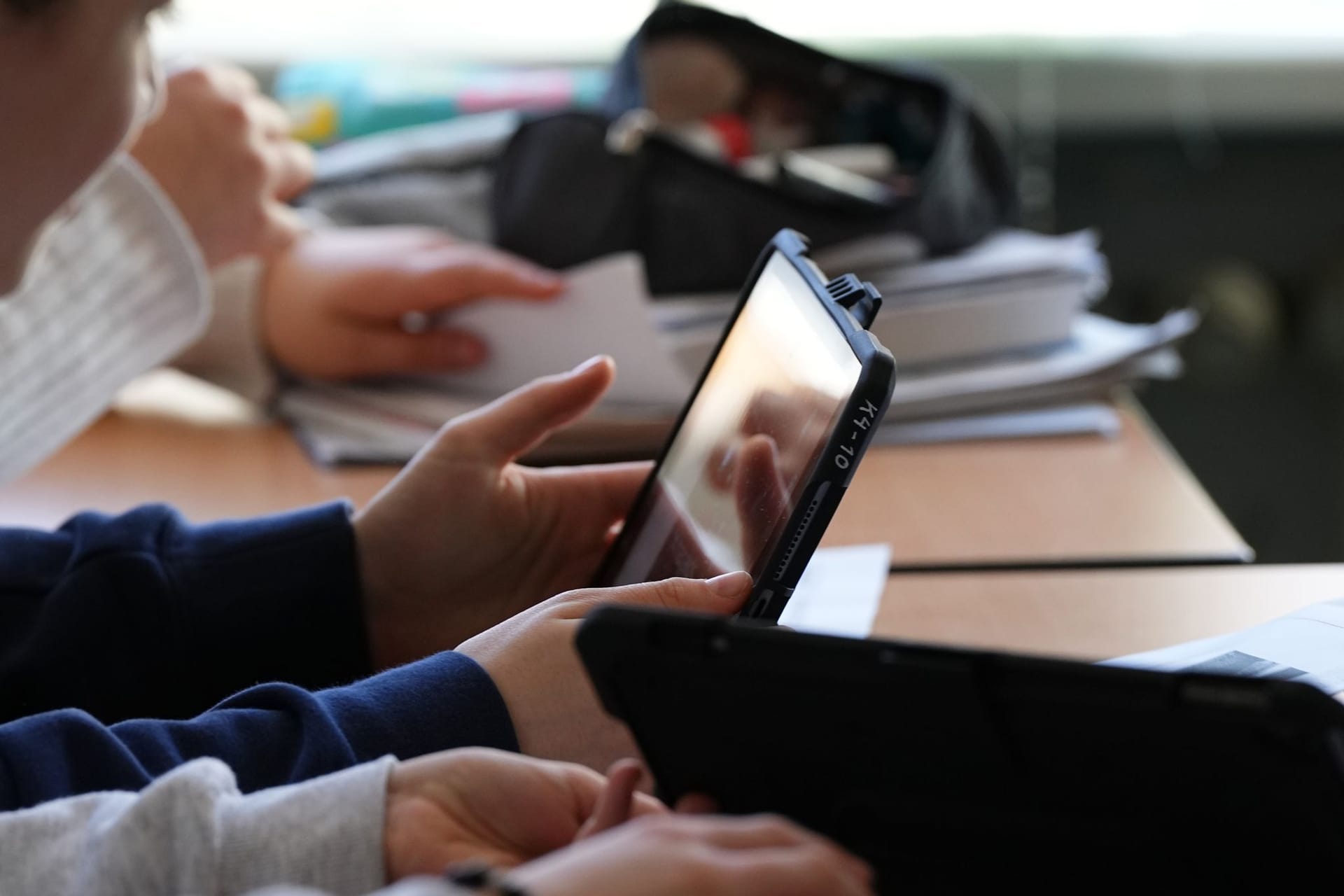 Kind mit Tablet