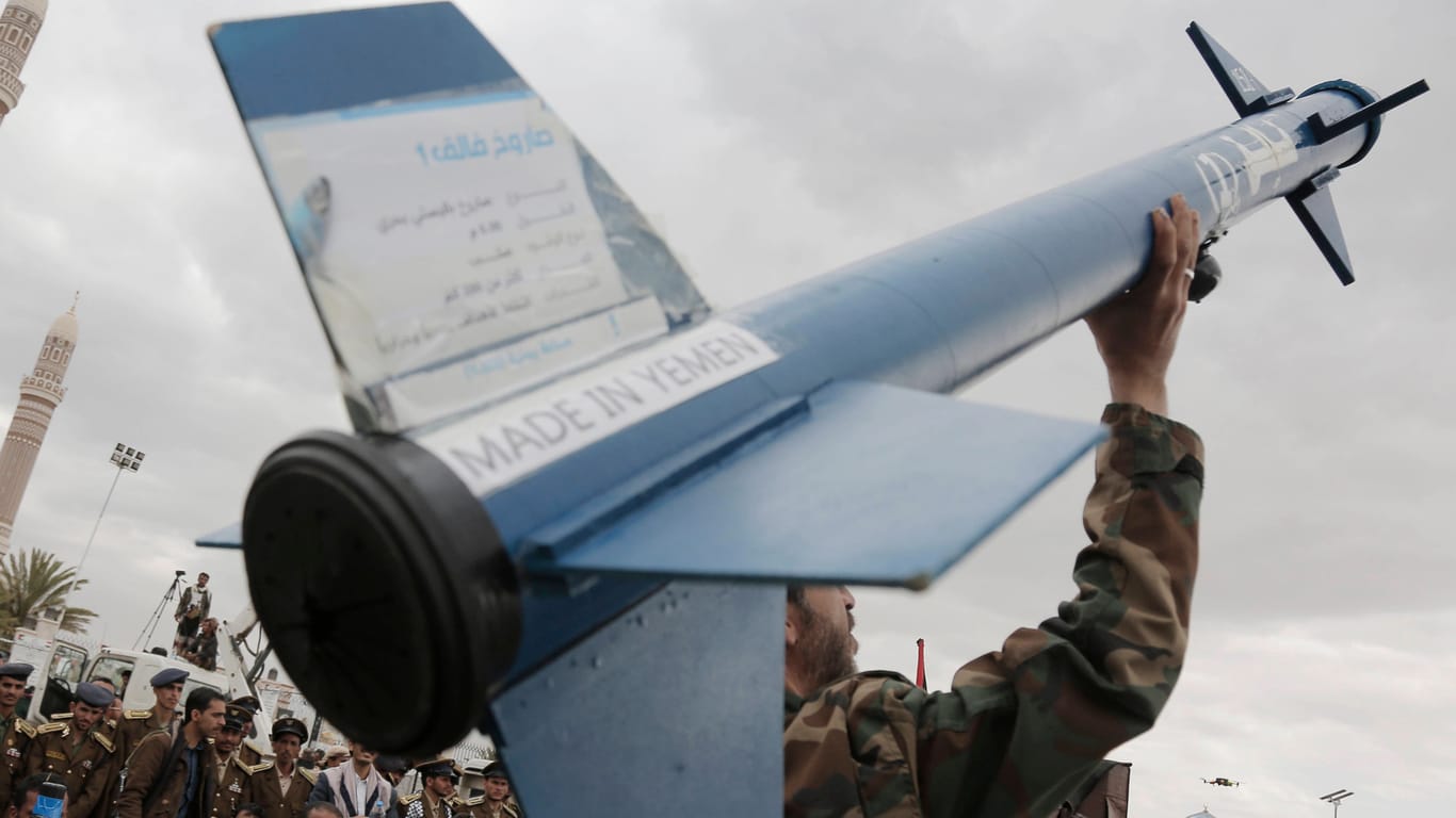 Ein Huthi-Unterstützer hält ein Raketenmodell hoch (Archivbild): Aus Russland kommen Rufe nach Waffenlieferungen an die Rebellen.