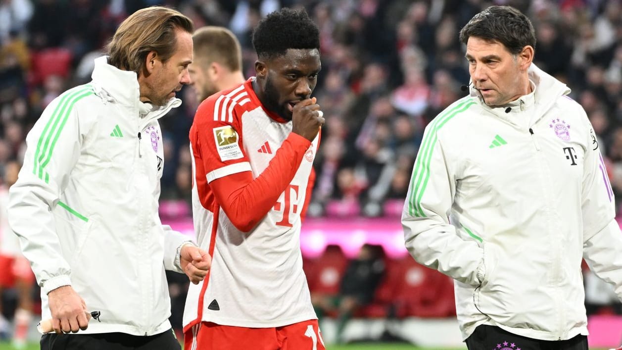 Unglücklich: Bayerns Alphonso Davies (M.) wird gegen Gladbach vom Platz geführt.