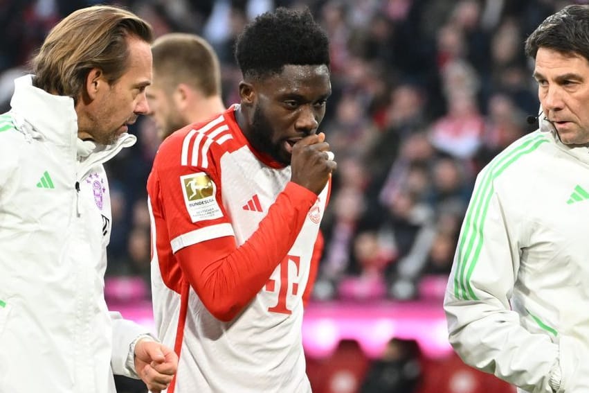 Unglücklich: Bayerns Alphonso Davies (M.) wird gegen Gladbach vom Platz geführt.