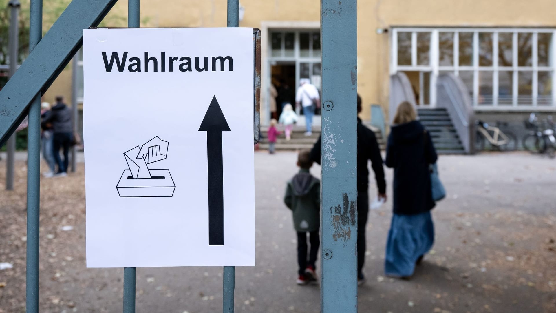 Schild Wahlraum