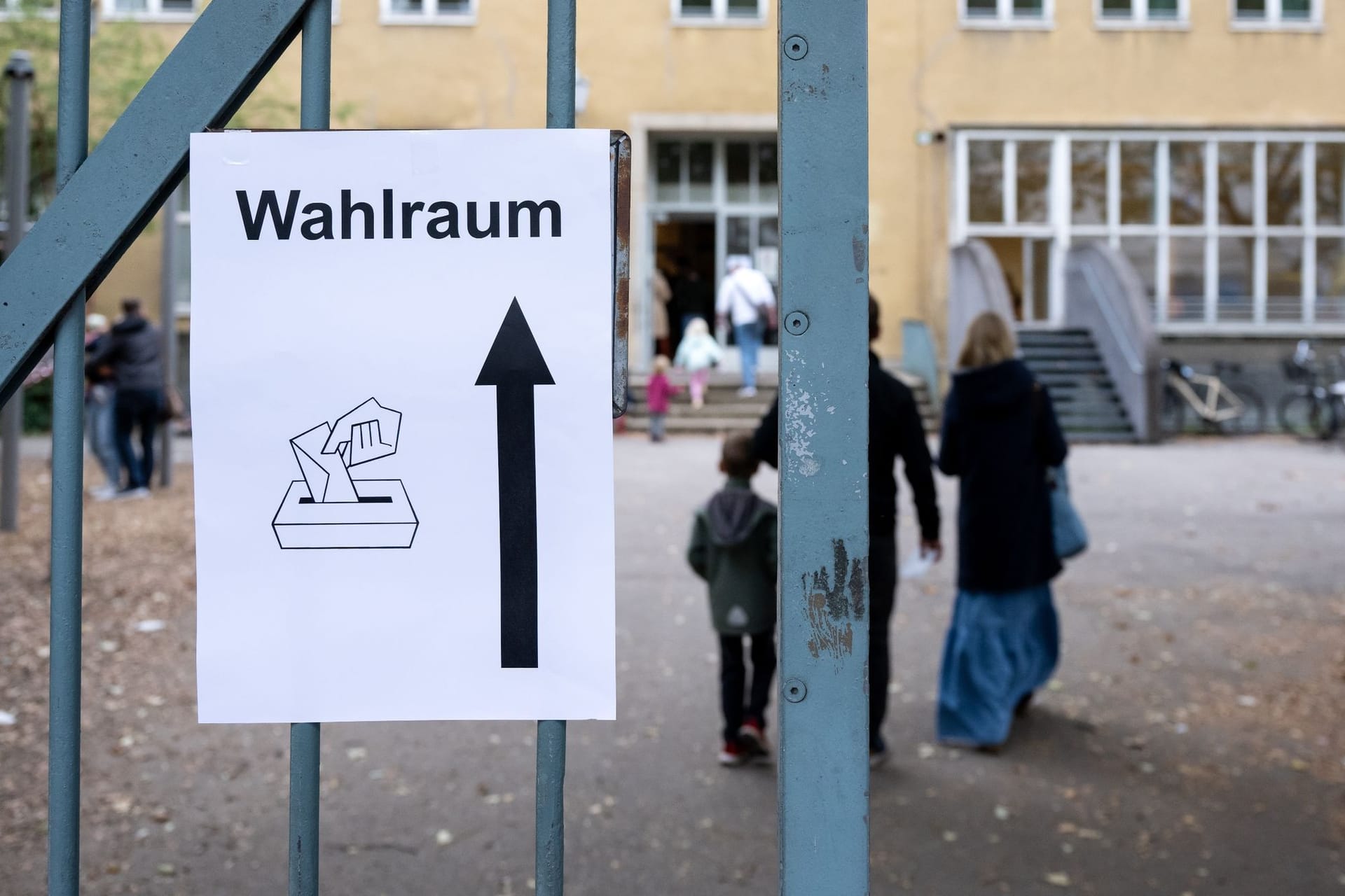 Schild Wahlraum