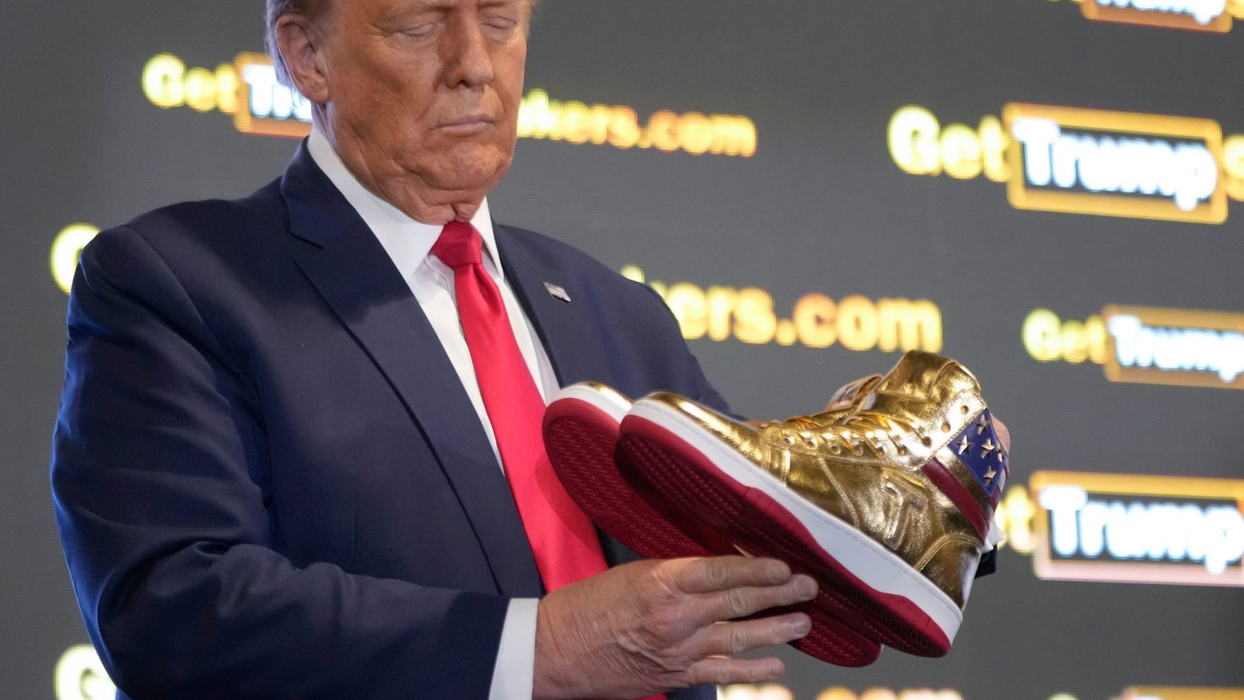 Fanartikel Trump stellt goldene Sneaker für 399 Dollar vor