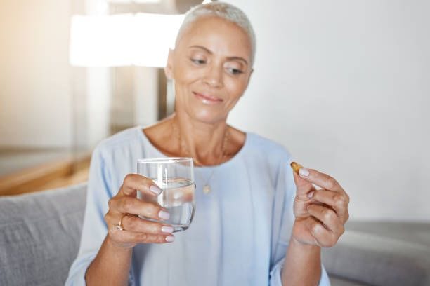 Information findet sich auf dem Beipackzettel: In den meisten Fällen wird Wasser als bevorzugtes Mittel zur Einnahme von Tabletten angegeben.