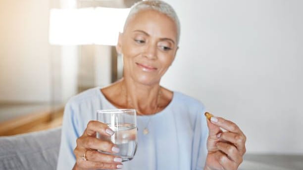 Information findet sich auf dem Beipackzettel: In den meisten Fällen wird Wasser als bevorzugtes Mittel zur Einnahme von Tabletten angegeben.