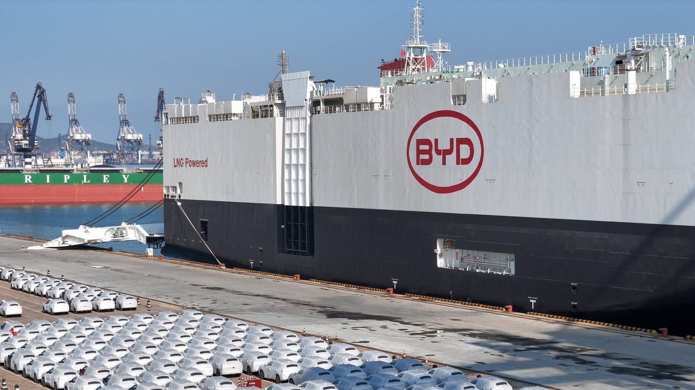 Der Frachter "BYD Explorer No. 1" am chinesischen Hafen Yantai: Er ist mit rund 3.000 Autos beladen.