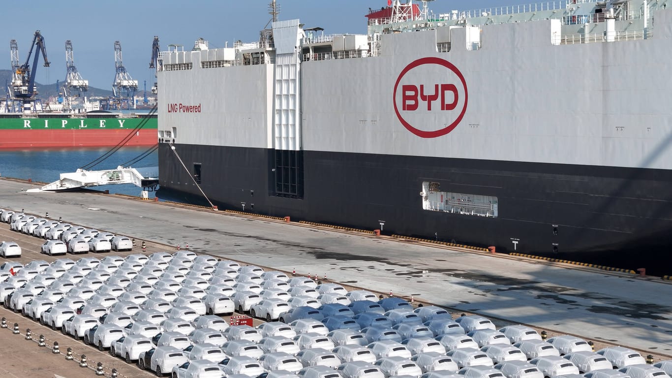 Der Frachter "BYD Explorer No. 1" am chinesischen Hafen Yantai: Er ist mit rund 3.000 Autos beladen.