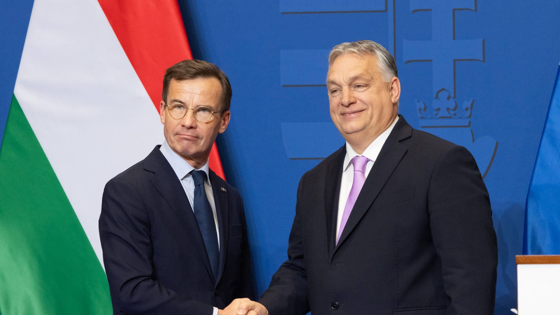 Ulf Kristersson (r.) und Viktor Orbán (Archivbild): Schweden tritt nach Zustimmung Russlands nun der Nato bei.