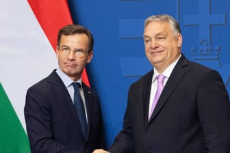 Ulf Kristersson (r.) und Viktor Orbán (Archivbild): Schweden tritt nach Zustimmung Russlands nun der Nato bei.