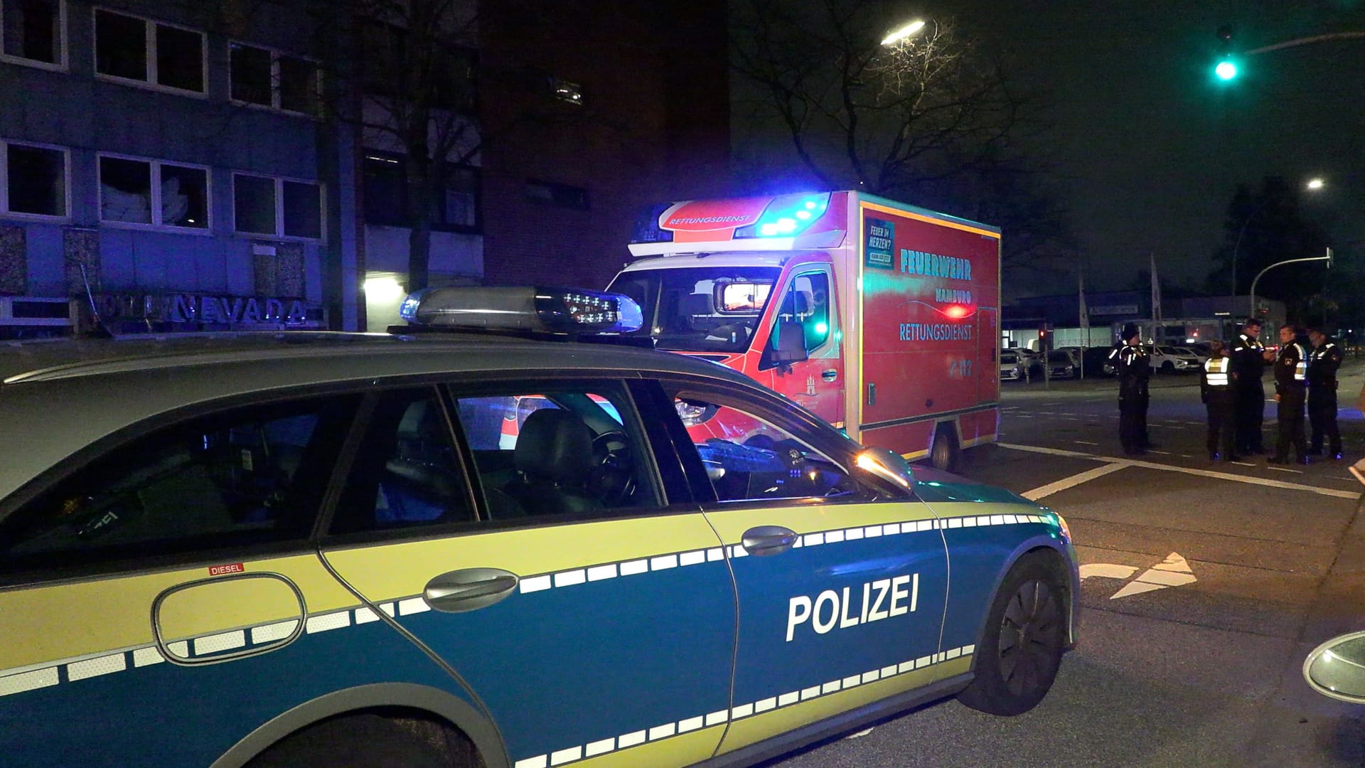 Streifen- und Rettungswagen im Stadtteil Hammerbrook: Zu den Umständen rund um den Vorfall ermittelt nun die Polizei.