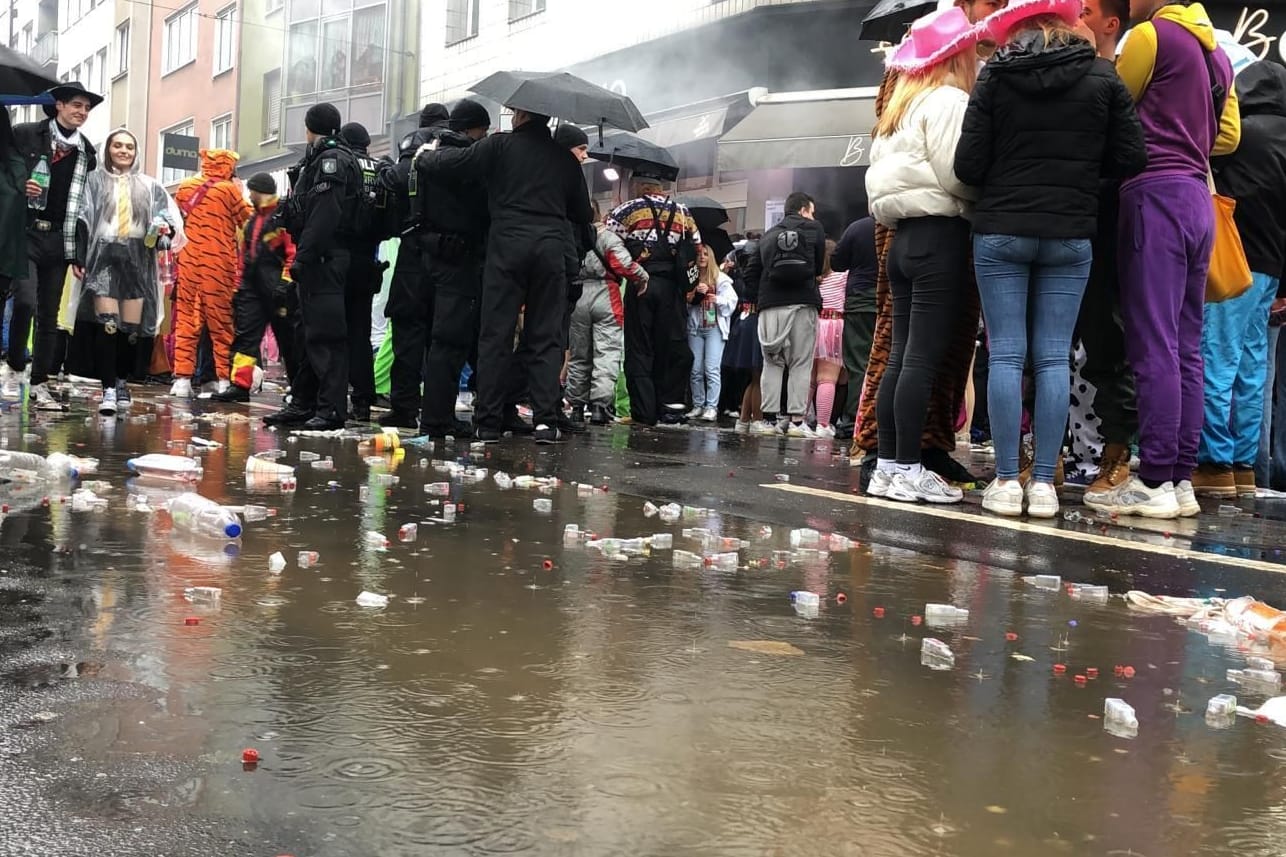 Karnevalsstart in Köln: Straßen leeren sich wegen Regen schneller als in den letzten Jahren.