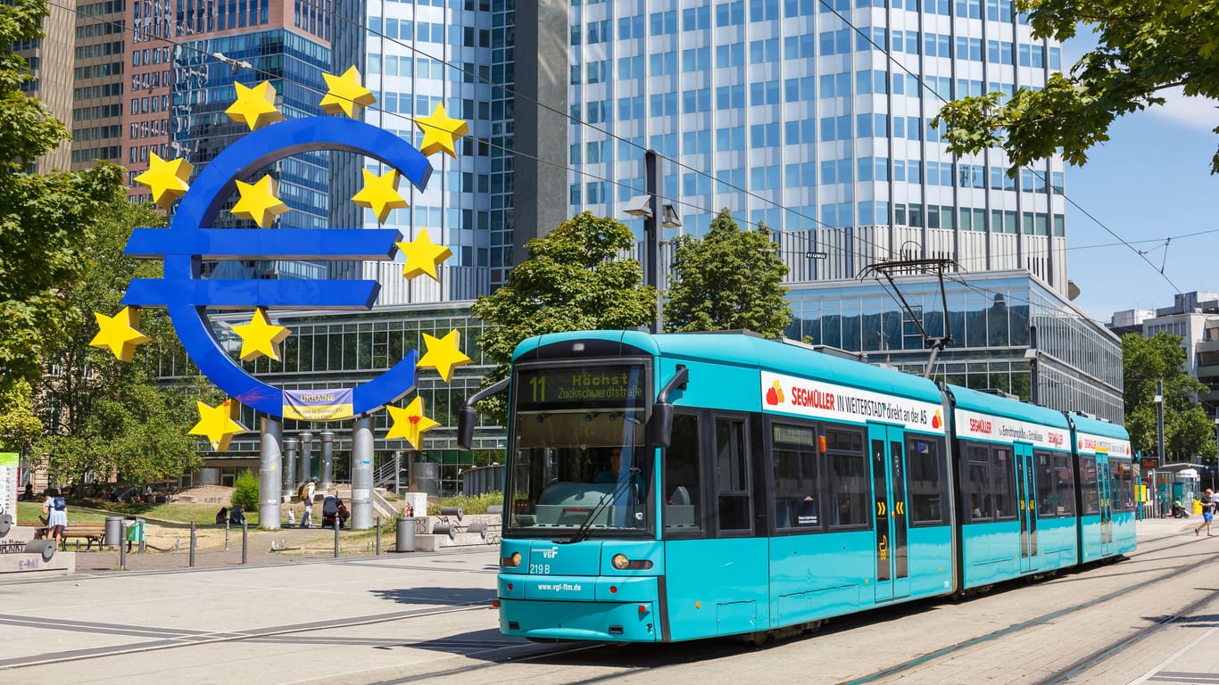 So viel verdienen Bus- und Straßenbahnfahrer (Symbolbild) in Frankfurt.