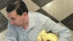 Dreister Diebstahl in Essen: Dieser Mann soll sich mit einem Trick Zutritt zu Hotelzimmern verschafft haben. Dreister Diebstahl in Essen: Dieser Mann soll sich mit einem Trick Zutritt zu Hotelzimmern verschafft haben.