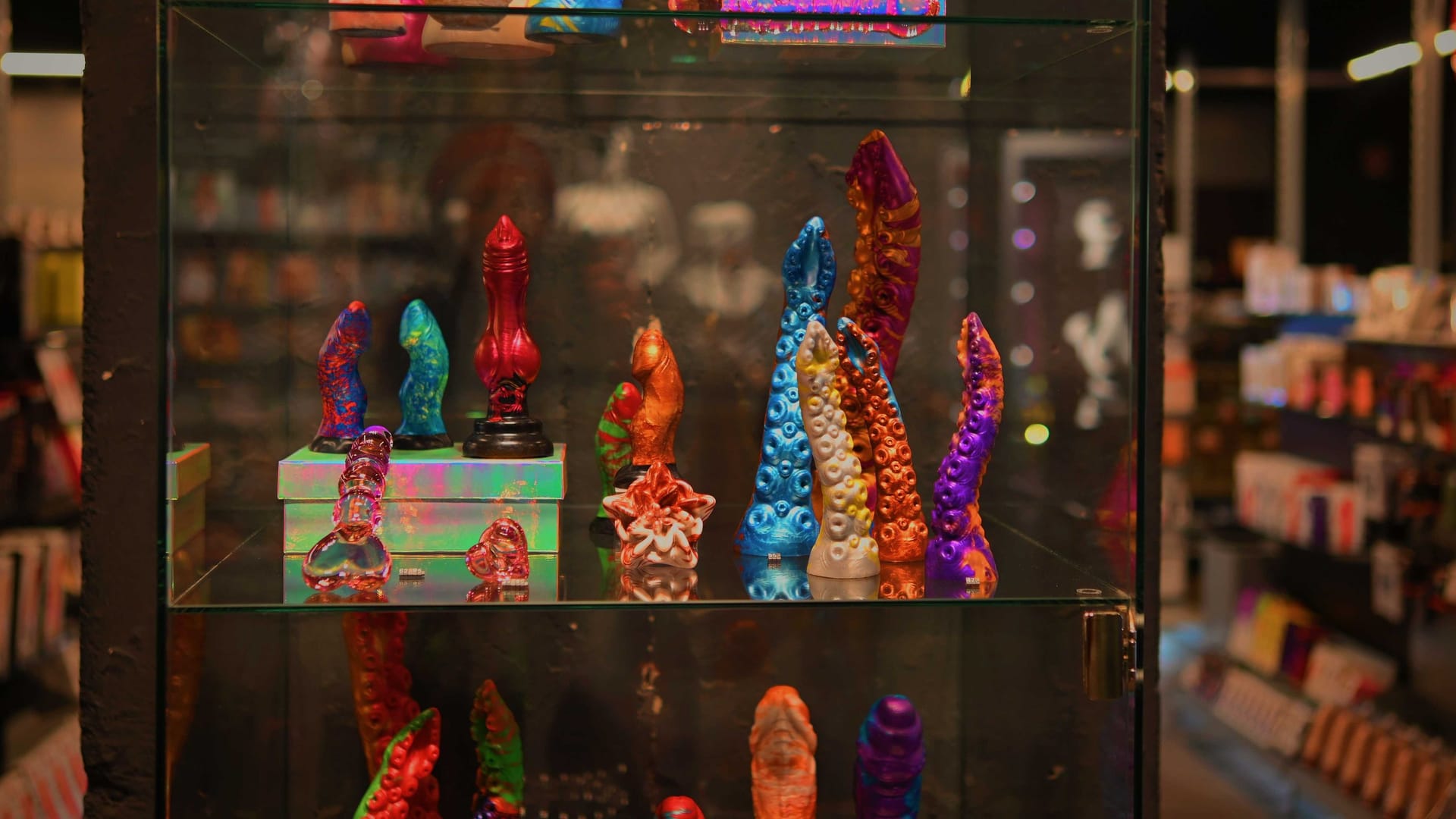 In einer Vitrine sind Dildos aufgestellt: Manche Modelle erinnern in ihrer Form an Tentakel.