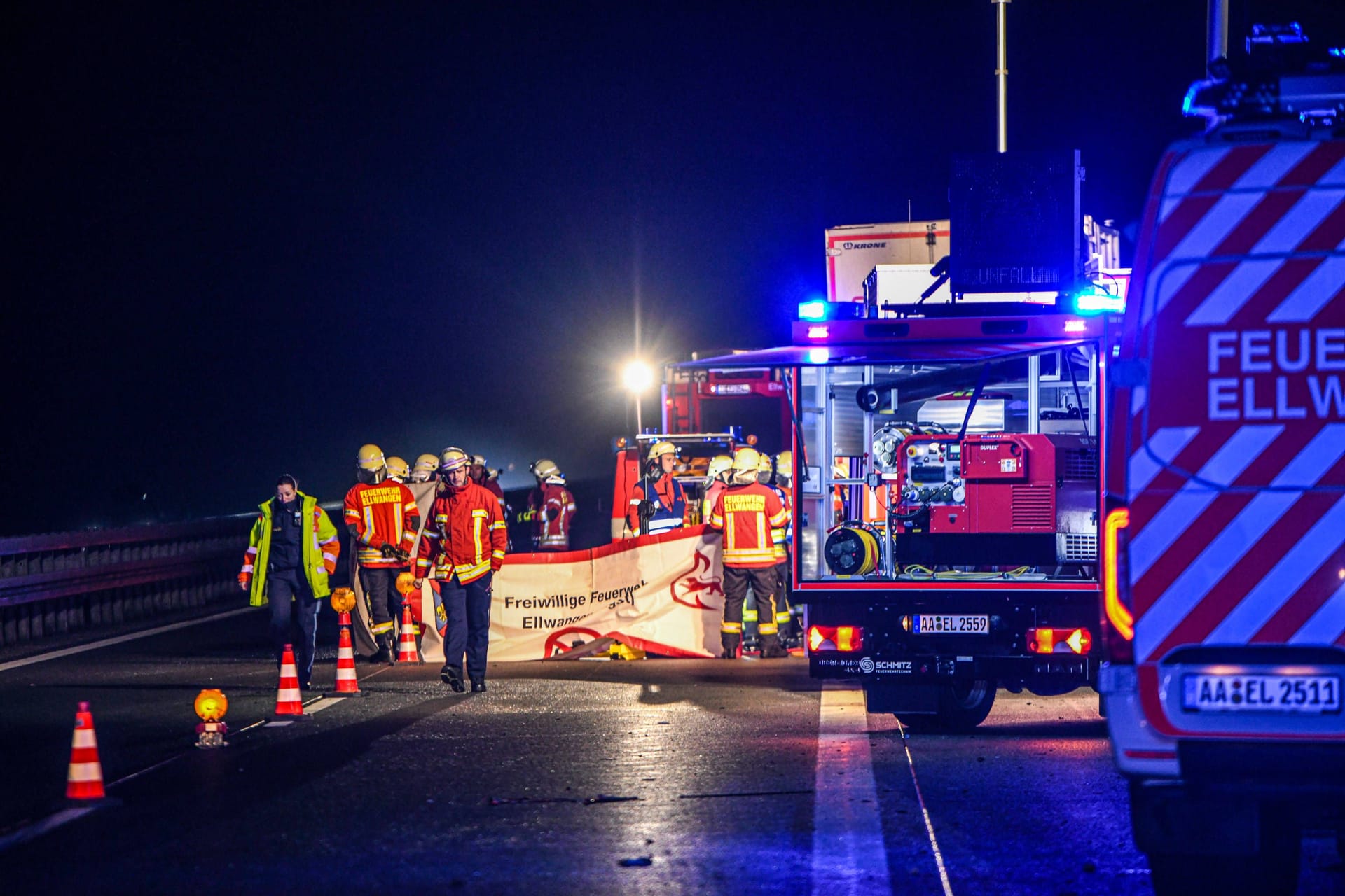 Rettungseinsatz auf der A7 (Symbolfoto): In der Nacht ist es in Niedersachsen zu einem tödlichen Unfall gekommen.