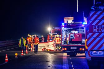 Rettungseinsatz auf der A7 (Symbolfoto): In der Nacht ist es in Niedersachsen zu einem tödlichen Unfall gekommen.