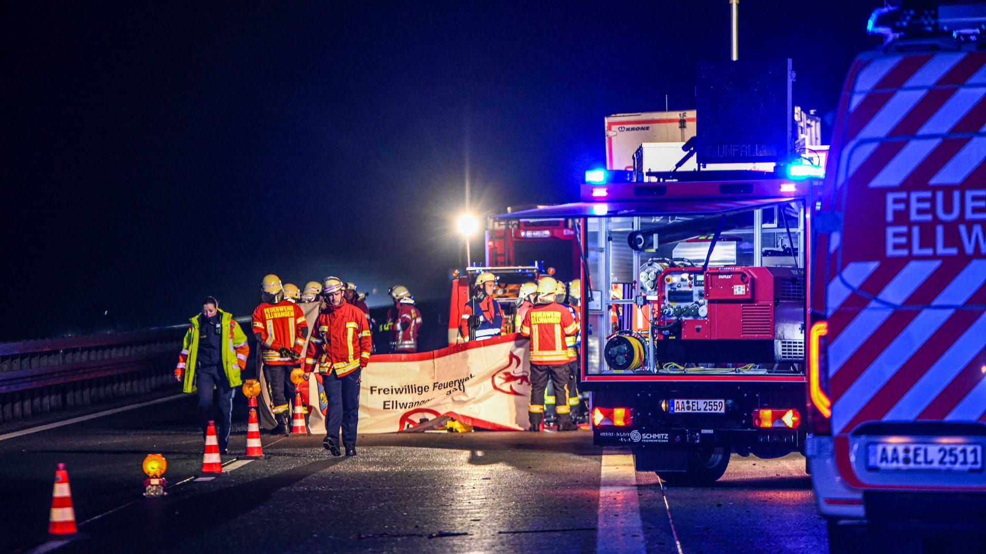 Rettungseinsatz auf der A7 (Symbolfoto): In der Nacht ist es in Niedersachsen zu einem tödlichen Unfall gekommen.